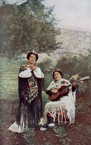 Spagna. Mentre il suo compagno suona la chitarra, la giovane ragazza batte leggermente le mani. La maggior parte dei ballerini spagnoli preferisce questa forma di accompagnamento. 1920 da Unknown